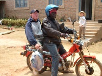ragazzi in moto: un nero ed un albinno
