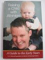 copertina libro: Raising a child with albinism di NOAH.