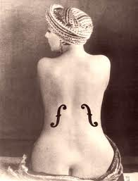 opera di Man Ray: le forma di una donna ricordano la viola